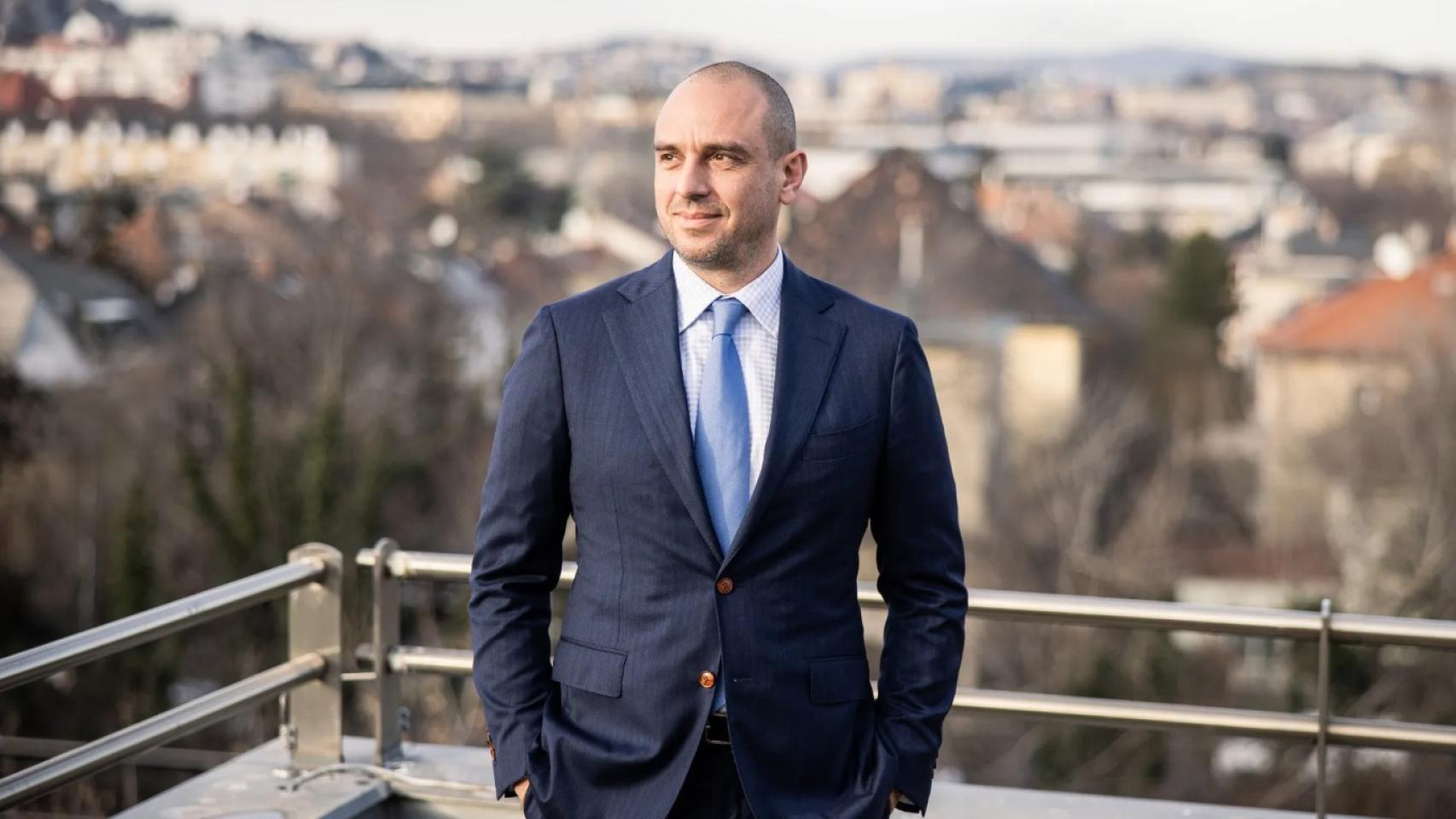 Ferenc Bíró desde la azotea de su oficina en Budapest.