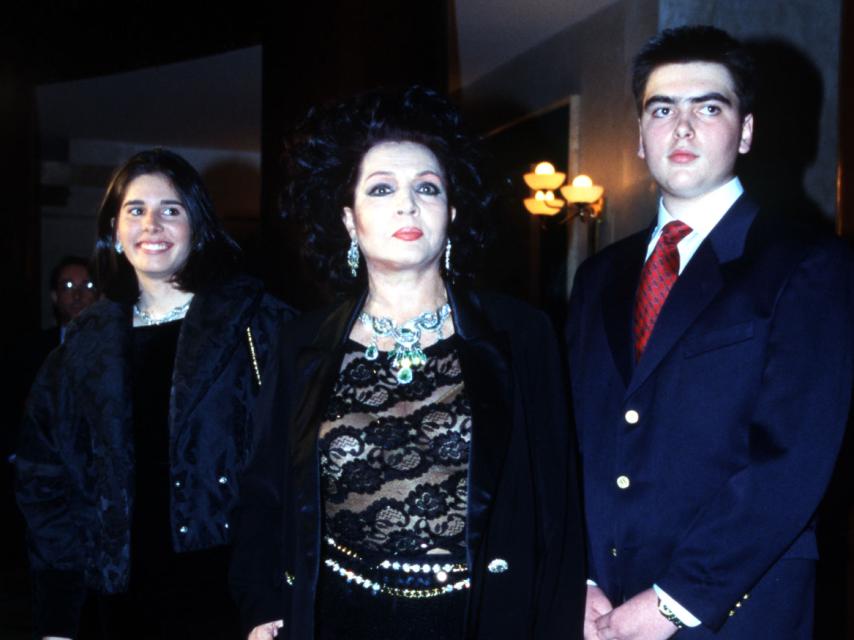 Sara Montiel con sus hijos, en una imagen de archivo.