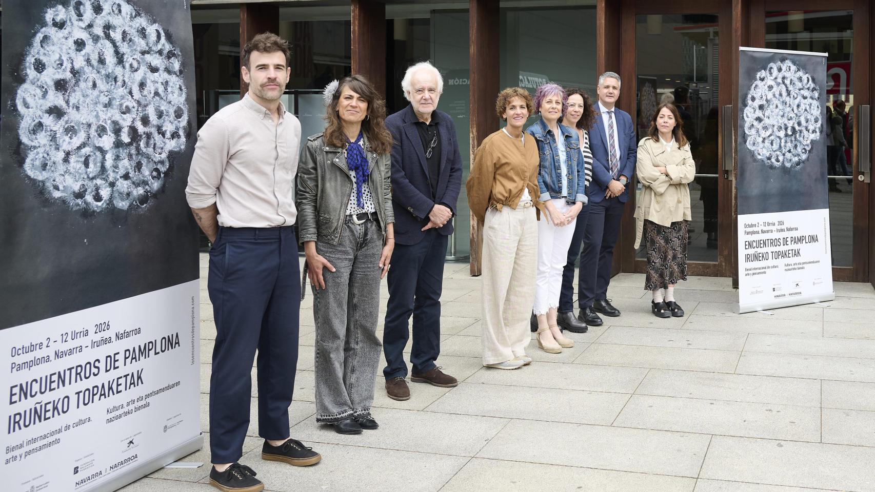 Foto de familia de la presentación de la tercera edición de la Bienal de Pamplona