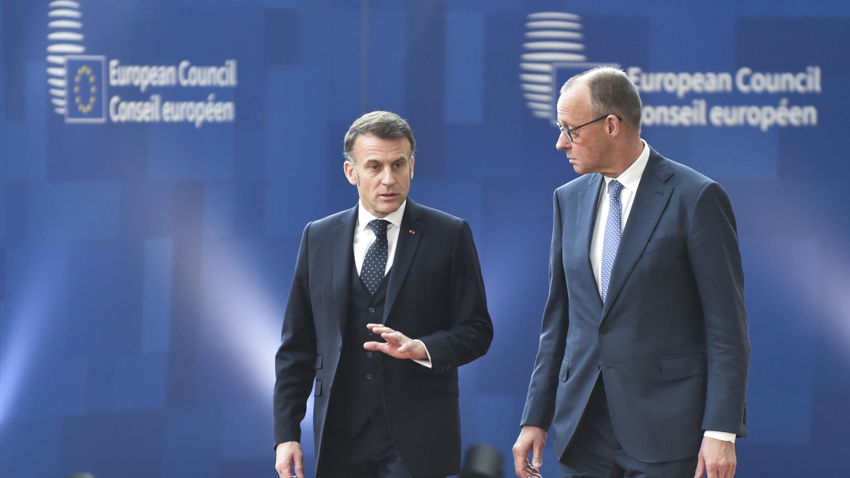 El presidente francés, Emmanuel Macron, y el canciller alemán, Friedrich Merz, conversan durante un Consejo Europeo en Bruselas