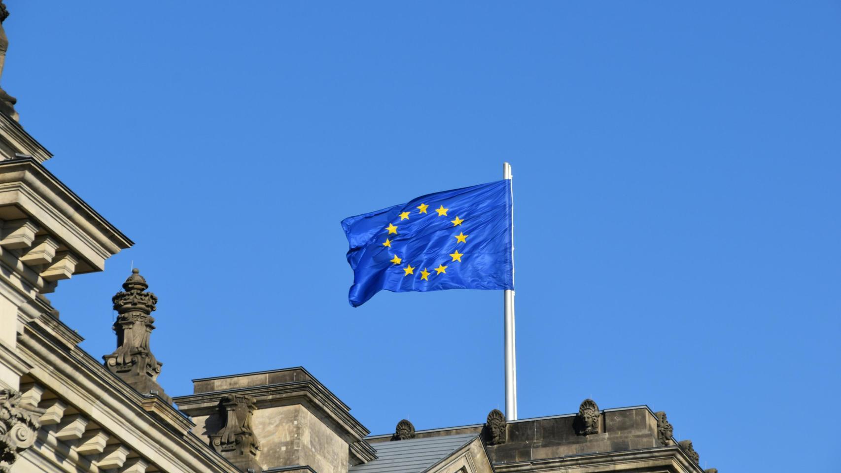 Bandera de la UE en Berlín (Alemania).