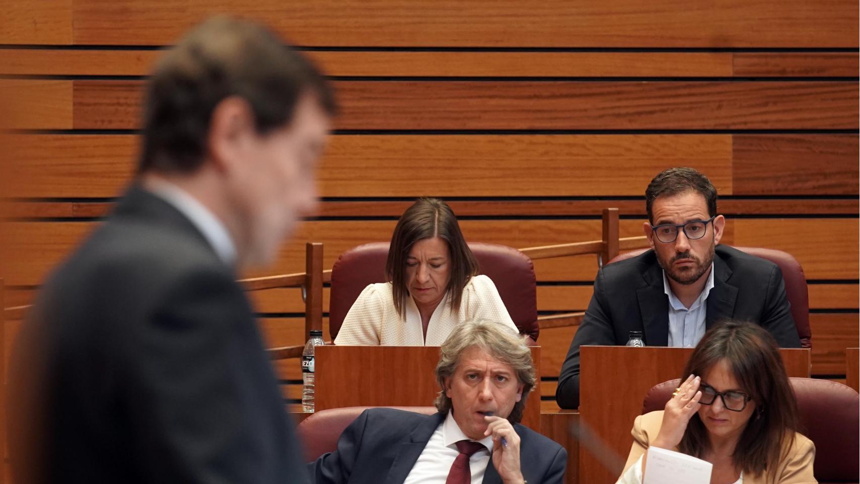 El presidente de la Junta de Castilla y León en funciones, Alfonso Fernández Mañueco, interviene en el debate de investidura en las Cortes ante la atenta mirada del portavoz del Grupo Socialista, Carlos Martínez, este martes