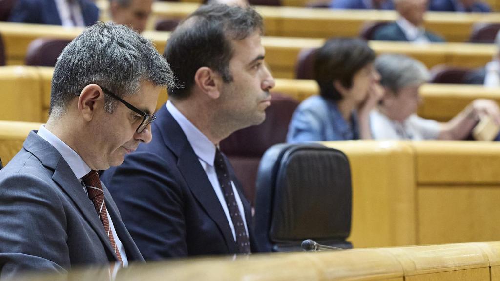 El ministro de la Presidencia, Justicia y Relaciones con las Cortes, Félix Bolaños, y el vicepresidente primero y ministro de Economía, Carlos Cuerpo, durante una sesión de control al Gobierno. 