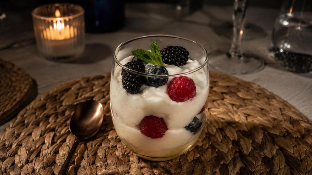 Un refrescante postre de piña colada cierra el viaje gastronómico por Origen.