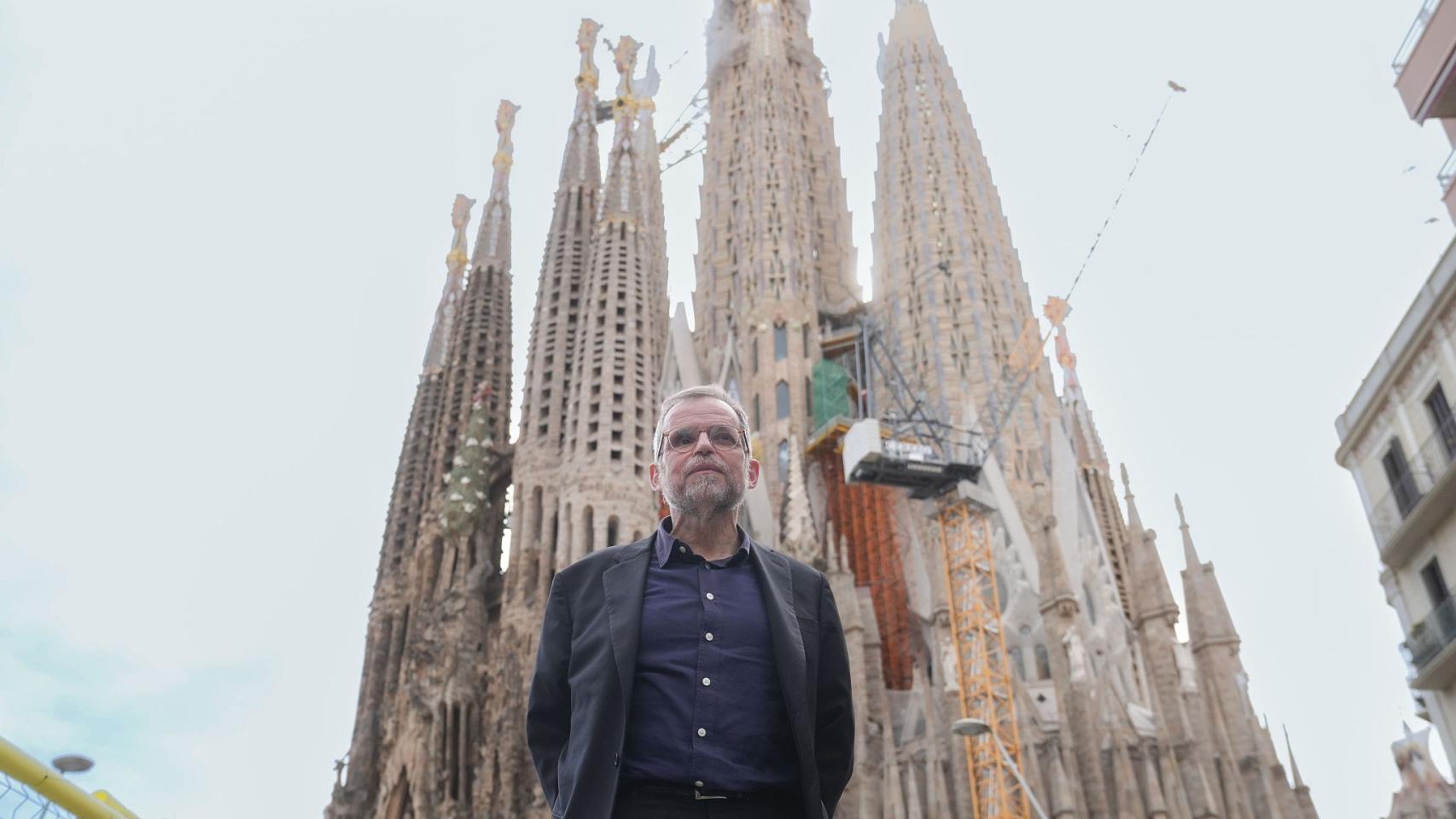 Jordi Faulí i Oller, arquitecto director de la Sagrada Família desde 2012, frente al templo que culmina estos días uno de sus hitos más simbólicos.