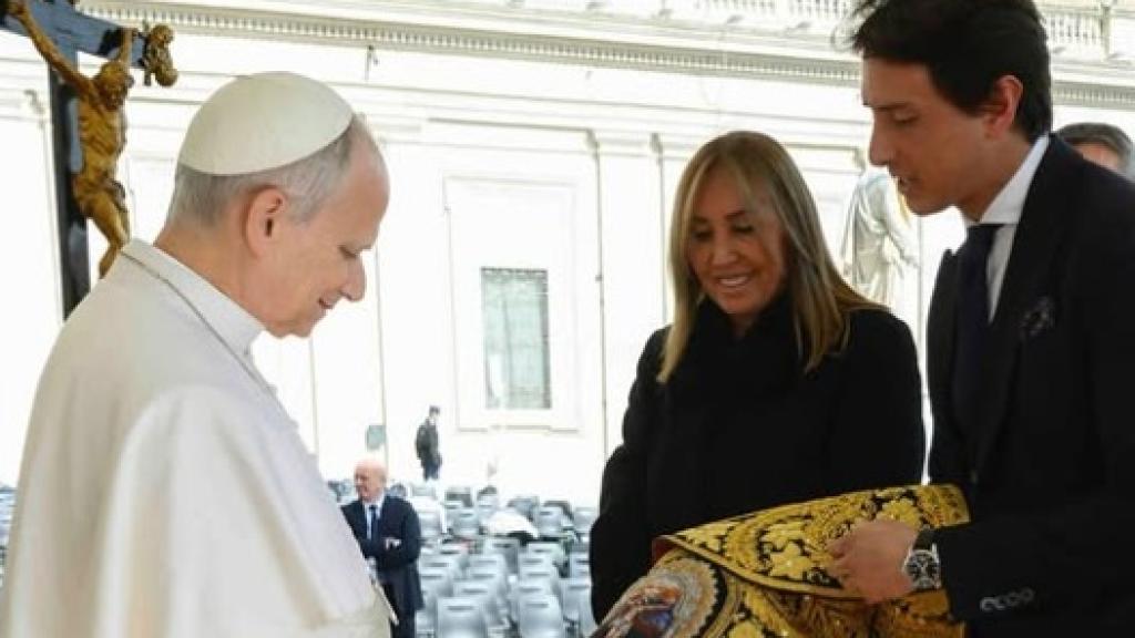 El torero Roca Rey entrega al Papa un capote en su visita al Vaticano 