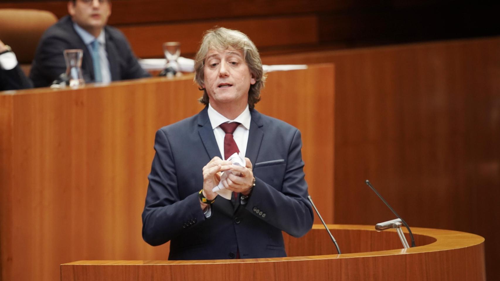 El portavoz del Grupo Socialista en las Cortes de Castilla y León, Carlos Martínez, durante su intervención en el debate de investidura de Alfonso Fernández Mañueco en la Cámara, este martes