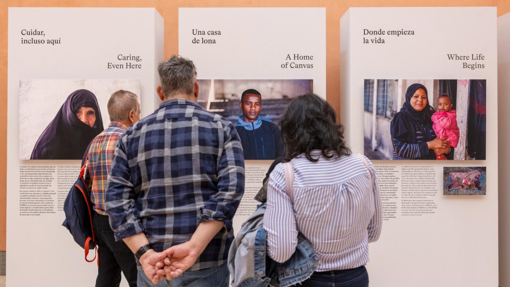 Algunos visitantes de la exposición 'Gaza, donde la vida resiste'.