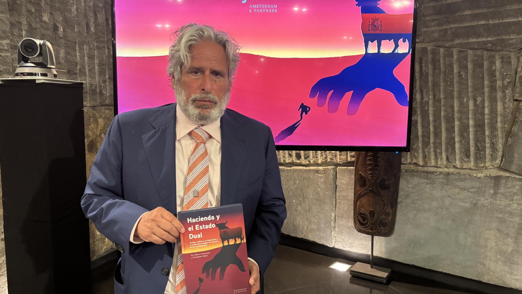 Robert (Bob) Amsterdam, con su libro. 