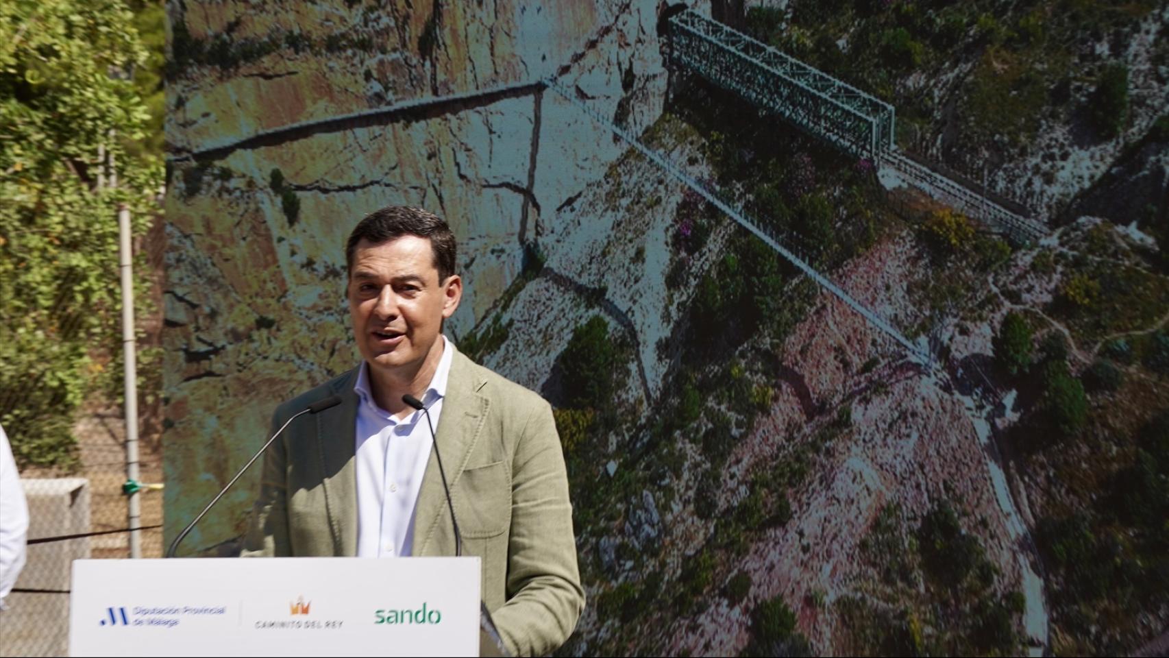 Juanma Moreno en la inauguración este martes del Caminito del Rey, en Málaga