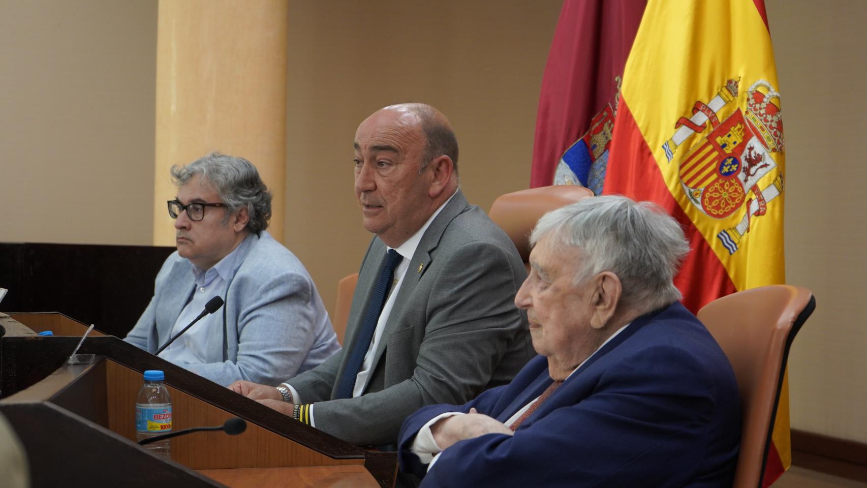 El presidente de la Diputación, Miguel Ángel de Vicente preside, junto al escritor Juan Manuel de Prada, y el afamado periodista y director, Luis María Ansón; en el acto del fallo del jurado del Premio Internacional de poesía Jaime Gil de Biedma.