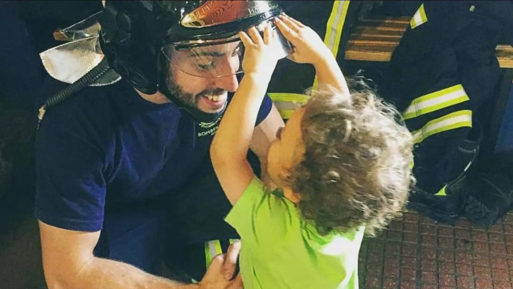 Iñaki Burgueño con un niño. 