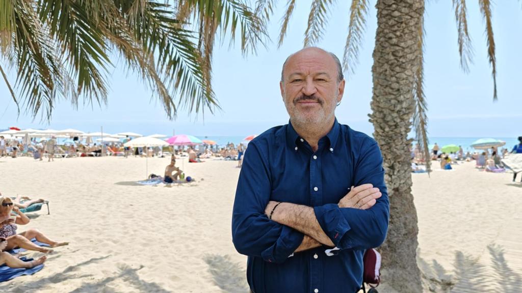 Luis Castillo, en la playa del Postiguet, este martes.