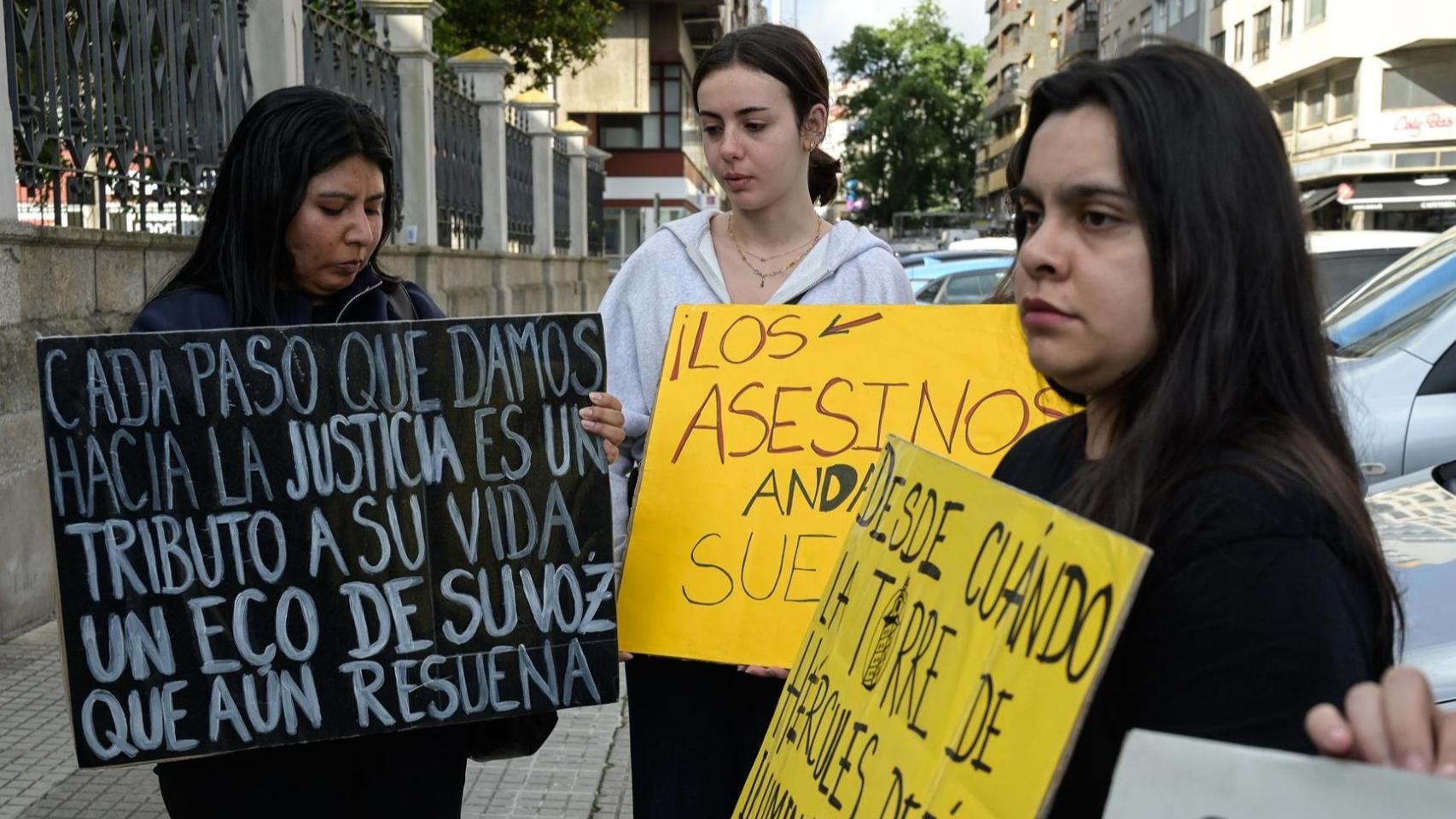 Varias personas se concentran durante el primer día del juicio por Yoel Quispe, en la Audiencia Provincial de A Coruña
