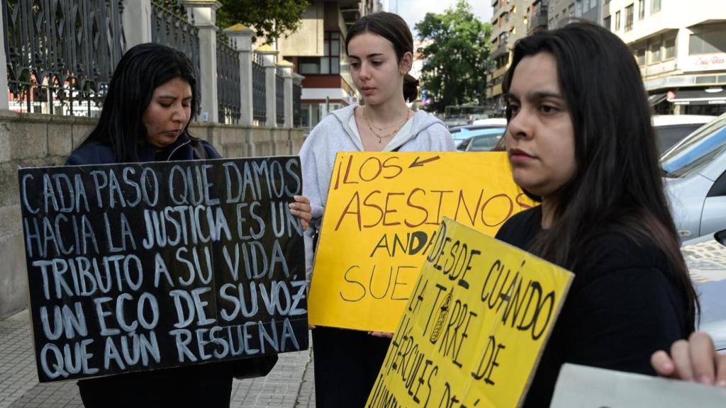 Varias personas se concentran durante el primer día del juicio por Yoel Quispe, en la Audiencia Provincial de A Coruña