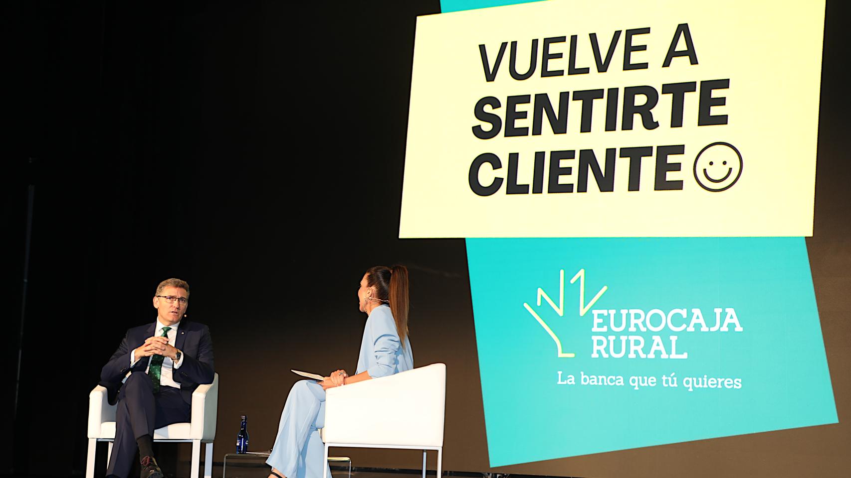Presentación de la nueva campaña de Euro Caja Rural con la participación del director general de Eurocaja Rural, Víctor Manuel Martín López, y la presentadora Gloria Santoro.