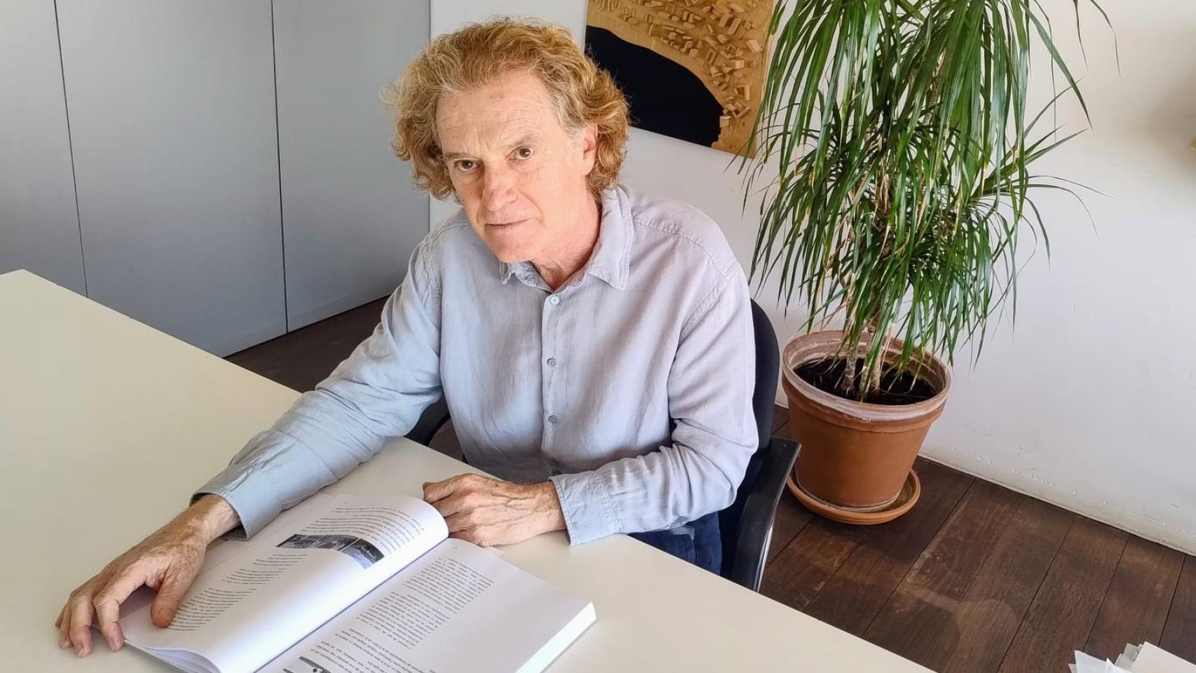 El arquitecto Alfredo Payá en su estudio de Alicante.