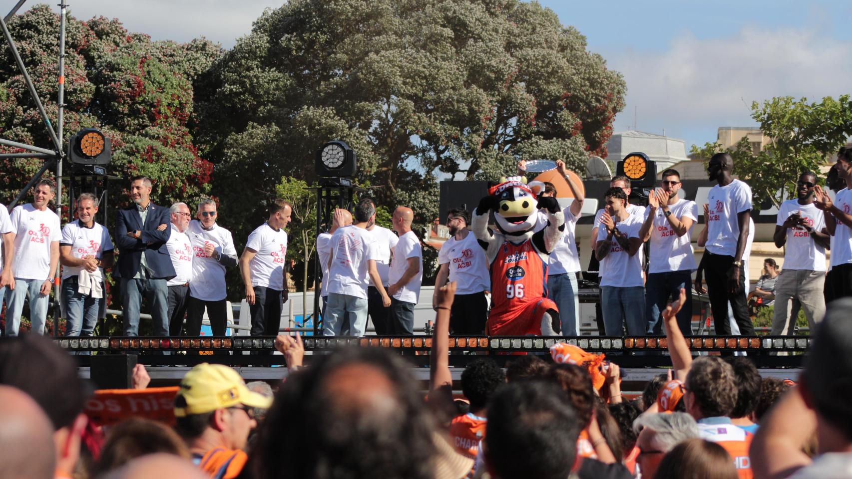 Celebración de la fiesta del ascenso del Básquet Coruña en Riazor.
