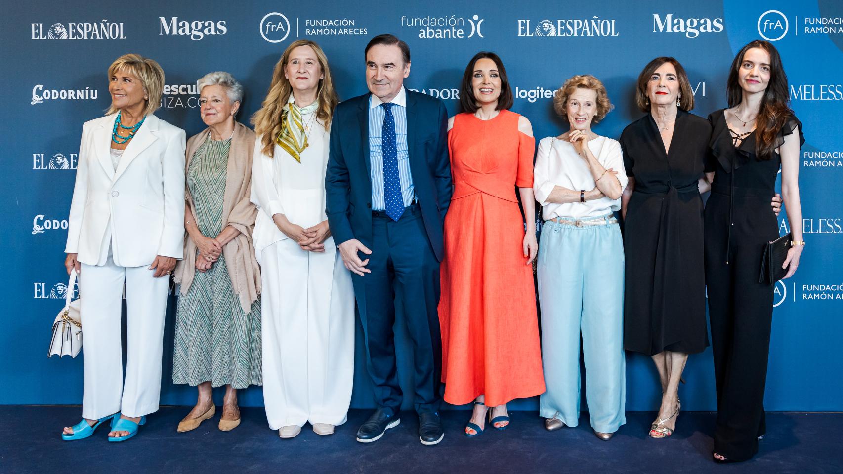 Pedro J. Ramírez, presidente de EL ESPAÑO, y Cruz Sánchez de Lara, vicepresidenta ejecutiva de EL ESPAÑOL y editora de Magas y Lifestyle, posan con las galardonadas.