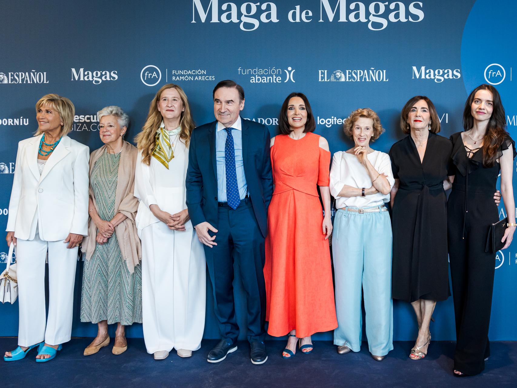 Pedro J. Ramírez, presidente de EL ESPAÑO, y Cruz Sánchez de Lara, vicepresidenta ejecutiva de EL ESPAÑOL y editora de Magas y Lifestyle, posan con las galardonadas.