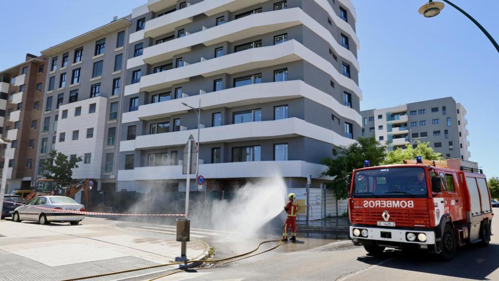 Intervención de los bomberos en la fuga de gas en el barrio de La Palomera de León.