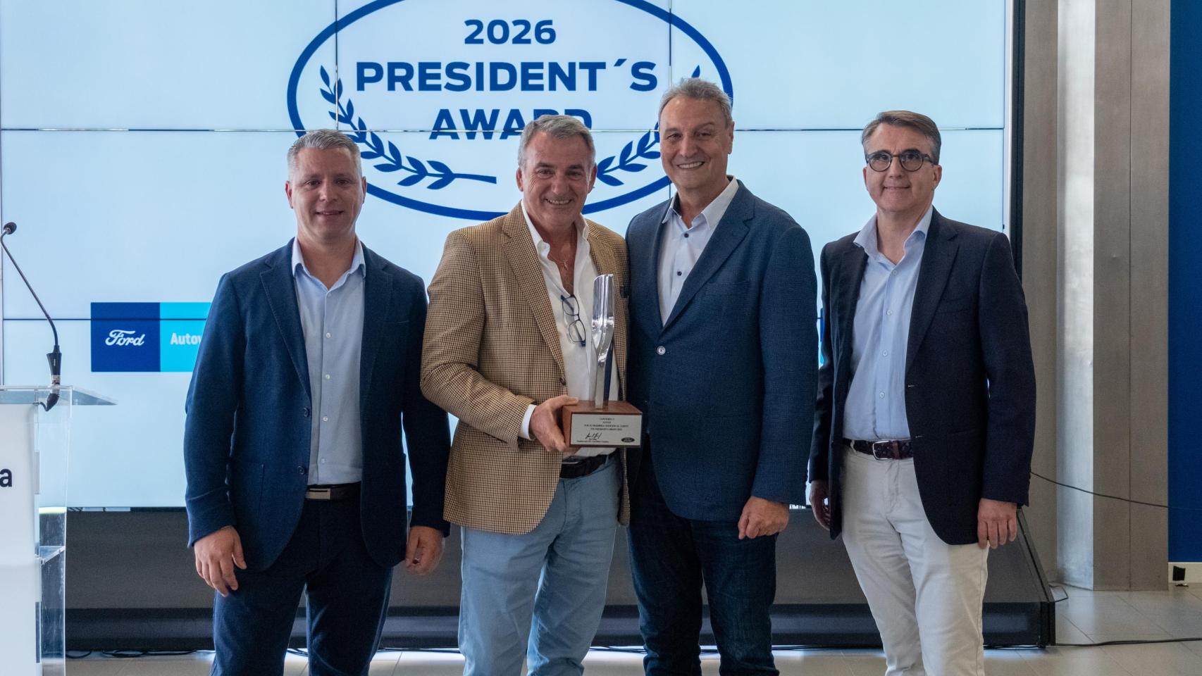 El equipo directivo de Autovisa con el presidente de Ford España.