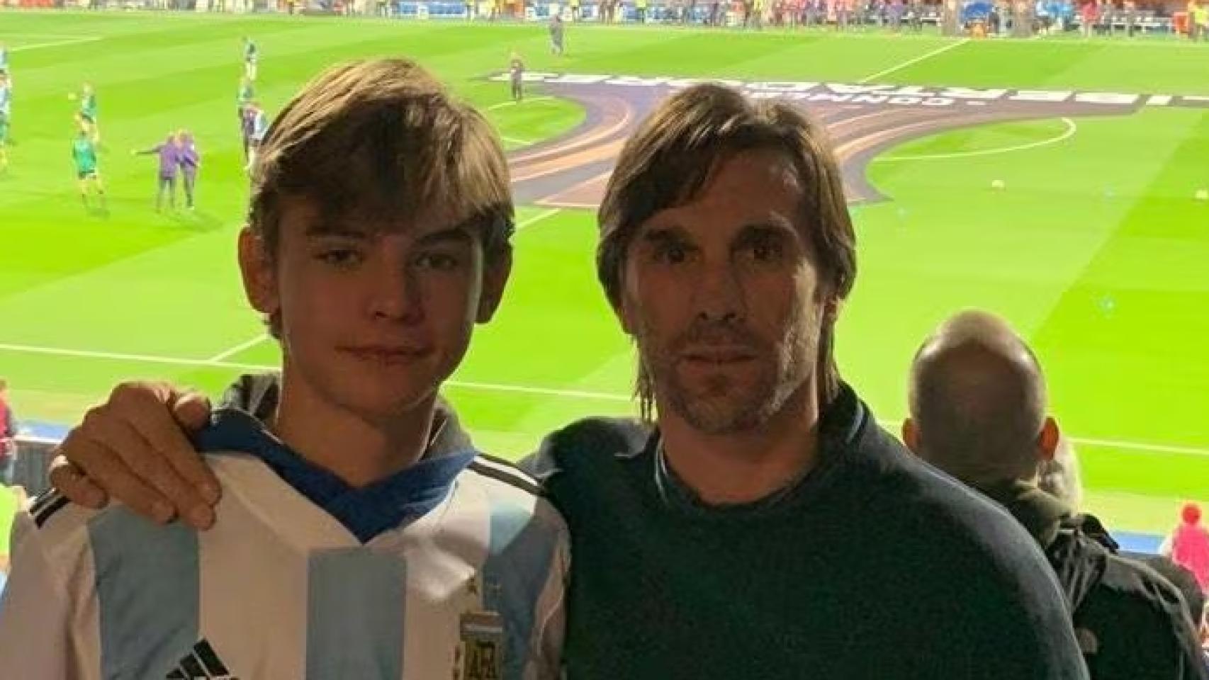 Nico Paz, junto a su padre. 