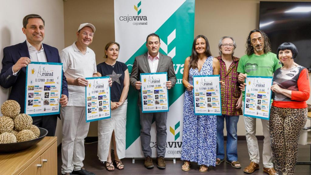 La directora de la Fundación Caja Rural de Segovia, el director general adjunto de Cajaviva, José María Chaparro, y el alcalde de El Espinar, Javier Figueredo.