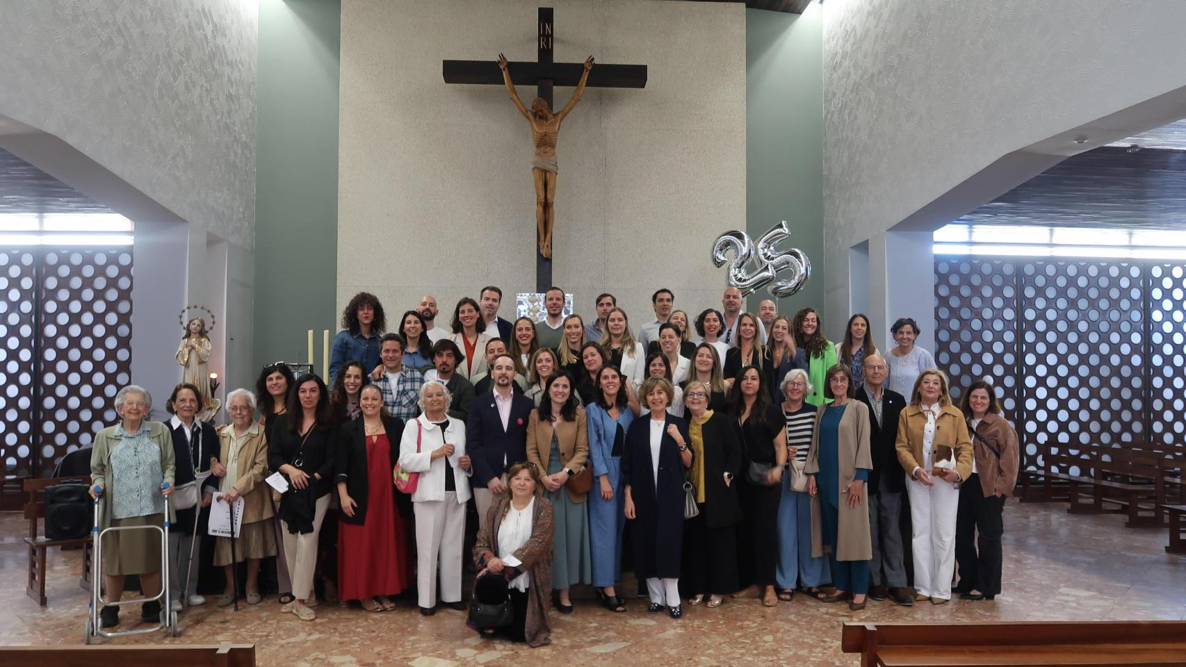 Los alumnos de la promoción de Compañía de María 2001, en la iglesia del colegio