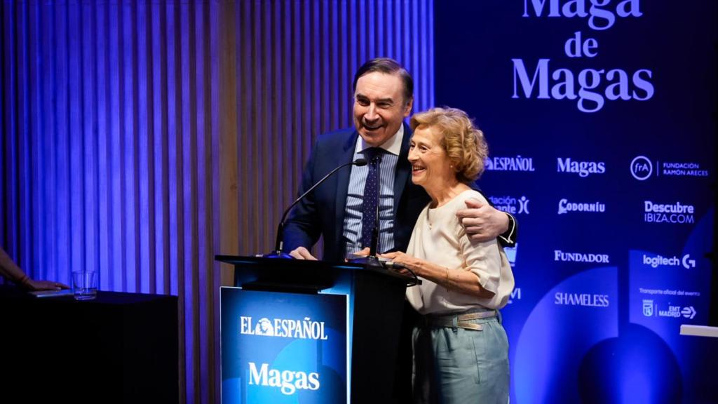 Pedro J. Ramírez, presidente de EL ESPAÑOL, junto a Julia Navarro, Premio Maga de Magas a la Trayectoria Profesional de 2026.