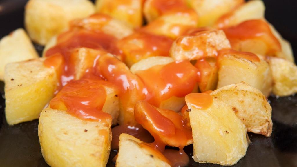 Una ración de patatas bravas a la madrileña