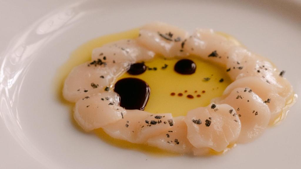 Carpaccio de vieira con aciete de granada.