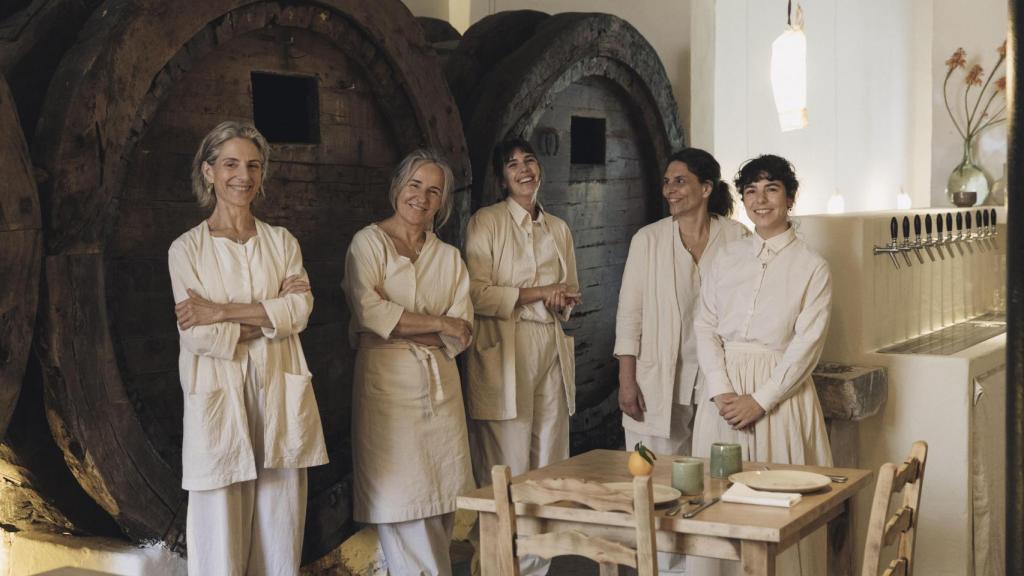 Teresa Solivallas, María Solivellas, Agustina Palacios, Gemma Puig y Belen Moreno componen el equipo al frente de Celler Tonet.
