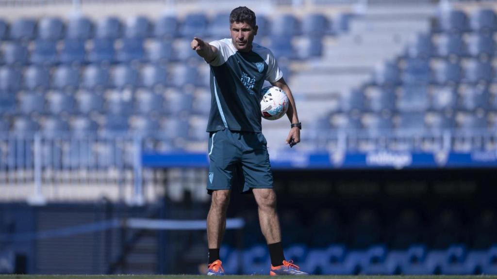 Juanfran Funes dirige un entrenamiento con el Málaga CF