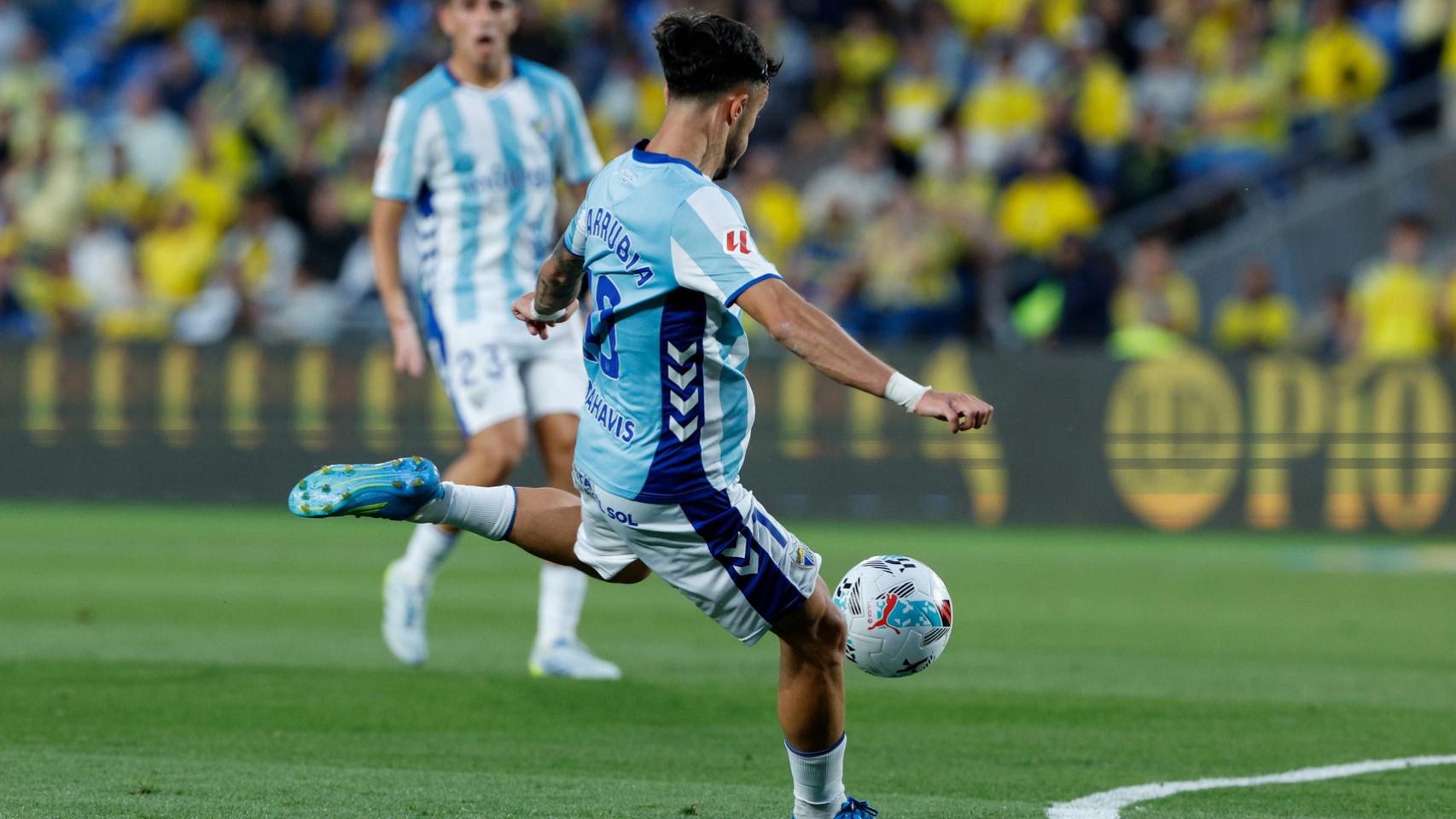 David Larrubia dispara a portería durante el Málaga CF vs. UD Las Palmas de Segunda División