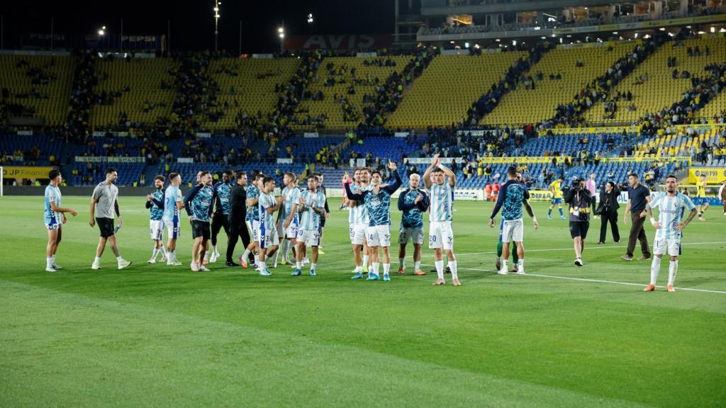 Los jugadores del Málaga CF saludan a la afición en el estadio Gran Canaria. 