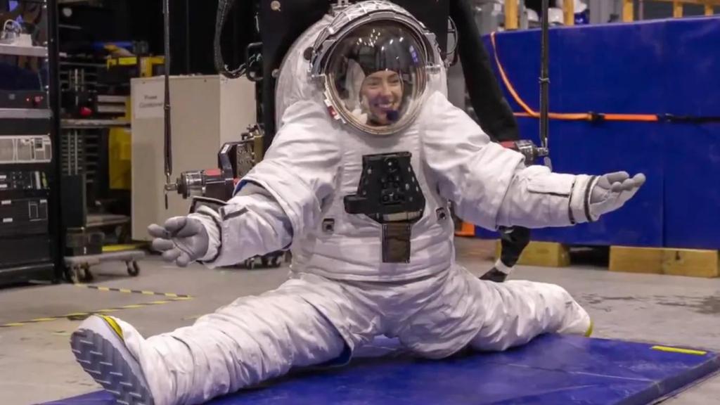 Prueba de desarrollo del nuevo traje espacial de Artemis
