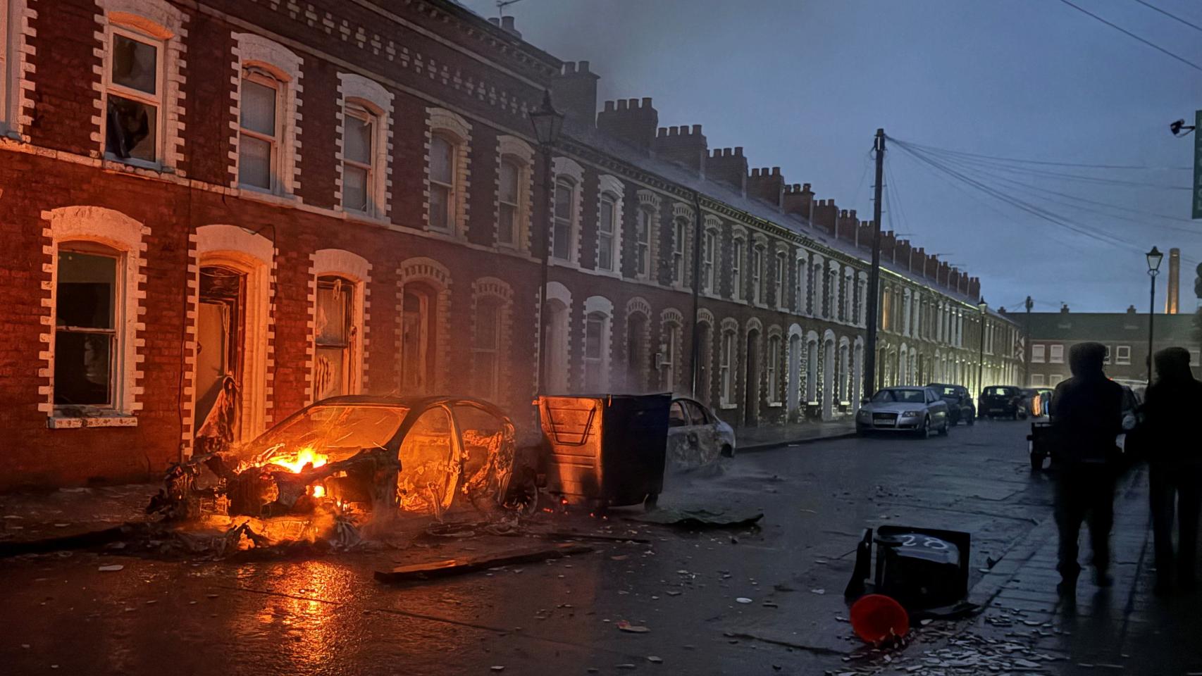 Un coche en llamas en una calle de Belfast.