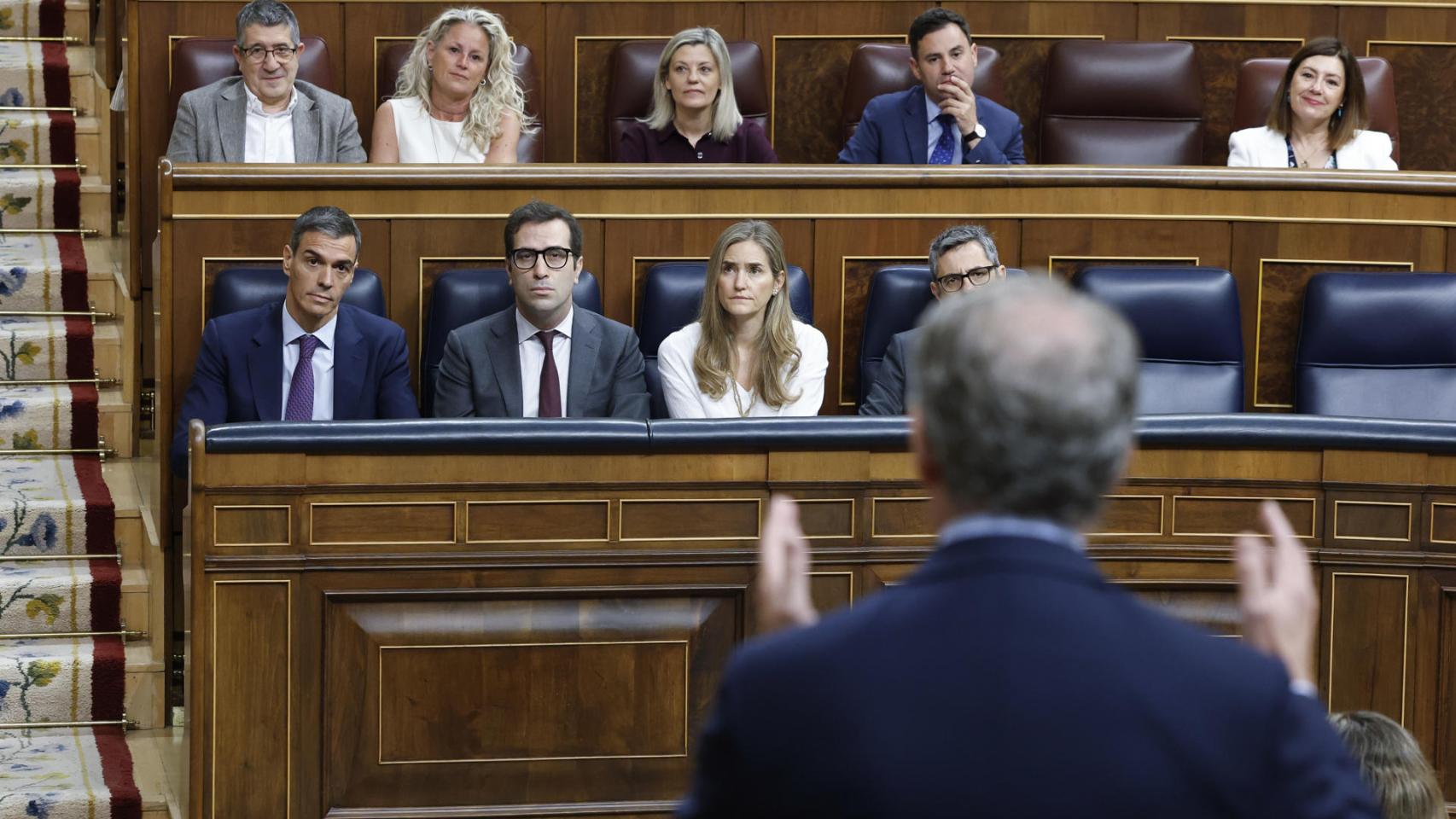 El presidente del Gobierno, Pedro Sánchez, escucha la intervención del líder del PP, Alberto Núñez Feijóo durante la sesión de control de este miércoles.