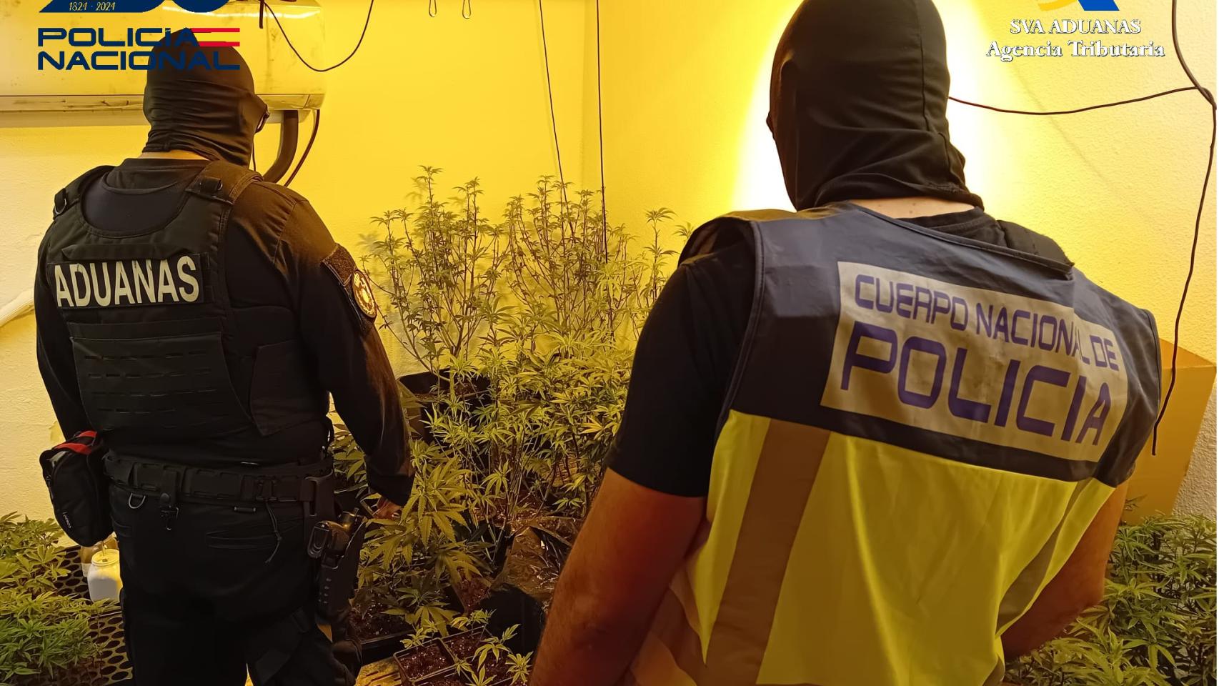 Un agente de la Policía Nacional y un funcionario de Vigilancia Aduanera de la Agencia Tributaria, este miércoles, en uno de los registros en Cartagena.