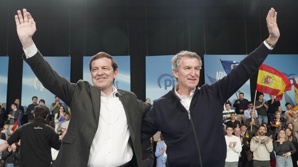El presidente de la Junta de Castilla y León, Alfonso Fernández Mañueco, y el líder del Partido Popular, Alberto Núñez Feijóo, en un acto electoral el pasado 13 de marzo