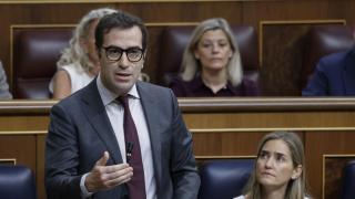 El vicepresidente primero y ministro de Economía, Comercio y Empresa, Carlos Cuerpo (i), interviene en la sesión de control al Gobierno, este miércoles en el Congreso.