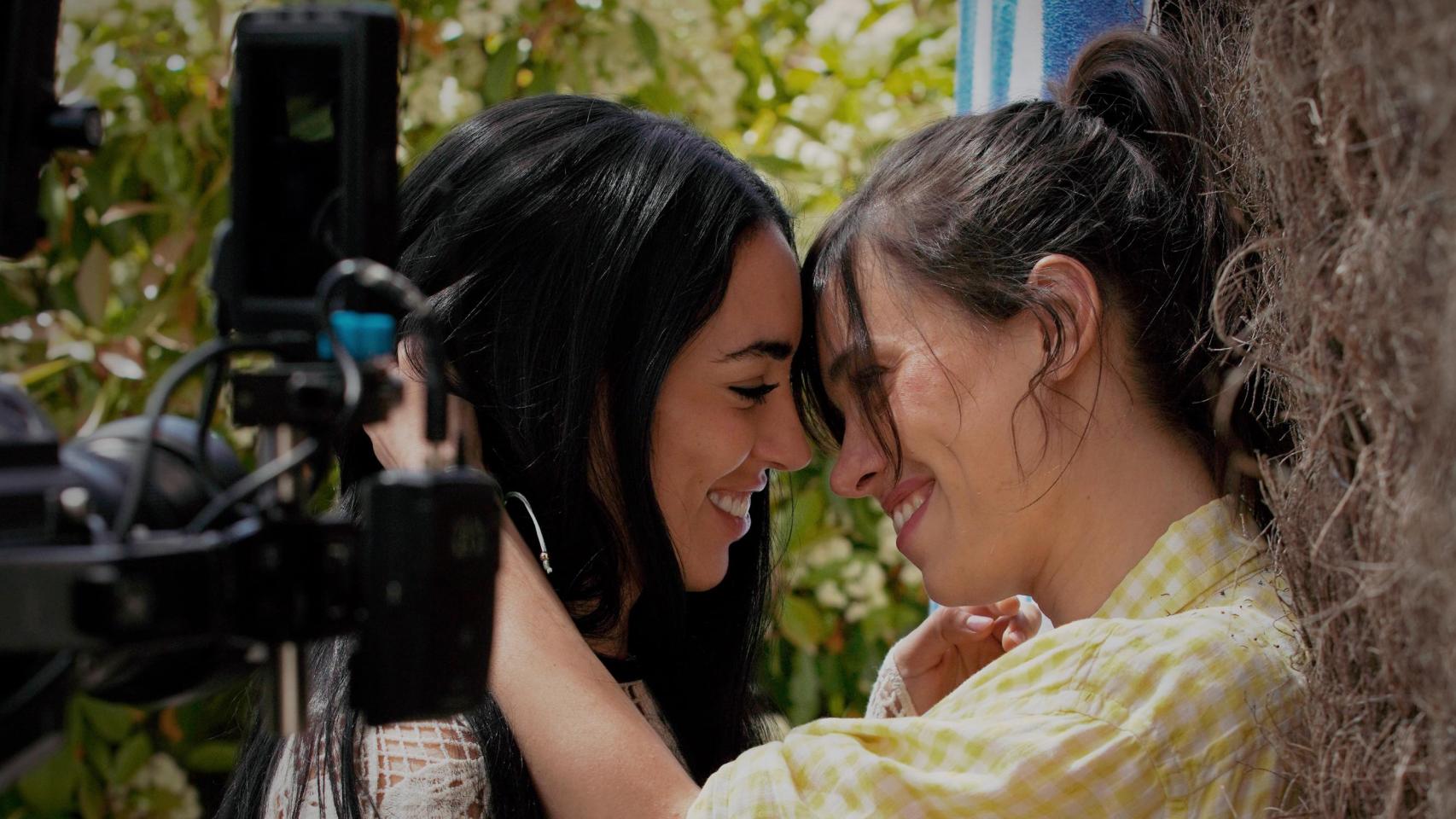 Carla Flila y Marina Baeza, en el rodaje de 'Una novia por Navidad'. Foto: Flooxer
