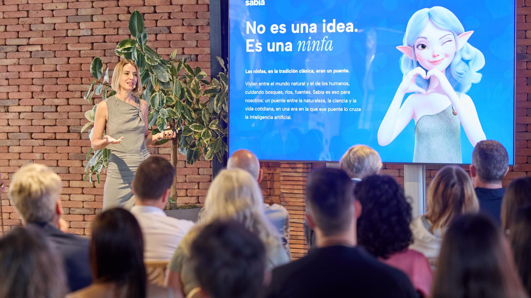 Dori L. Nieves durante la presentación de Sabia.