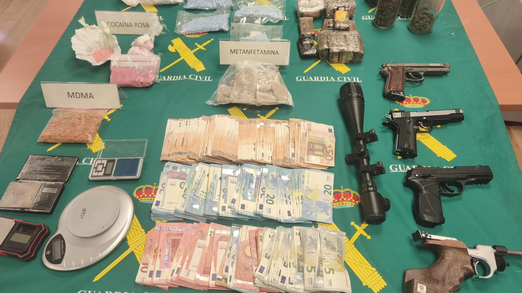Cuatro armas, cocaína, cristal, tusi y 1.300 pasti