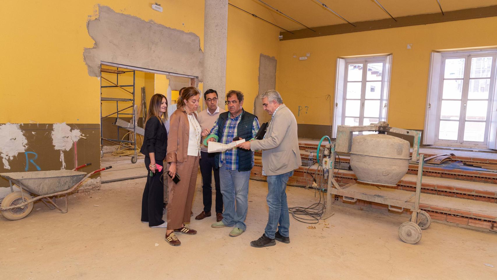 Ángeles Armisén durante la visita a las obras de reforma de la casa de la cultura de Saldaña.
