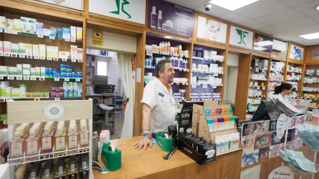 Archivo - Un farmacéutico sin mascarilla el día del fin de su obligatoriedad en el interior de la Farmacia-EP