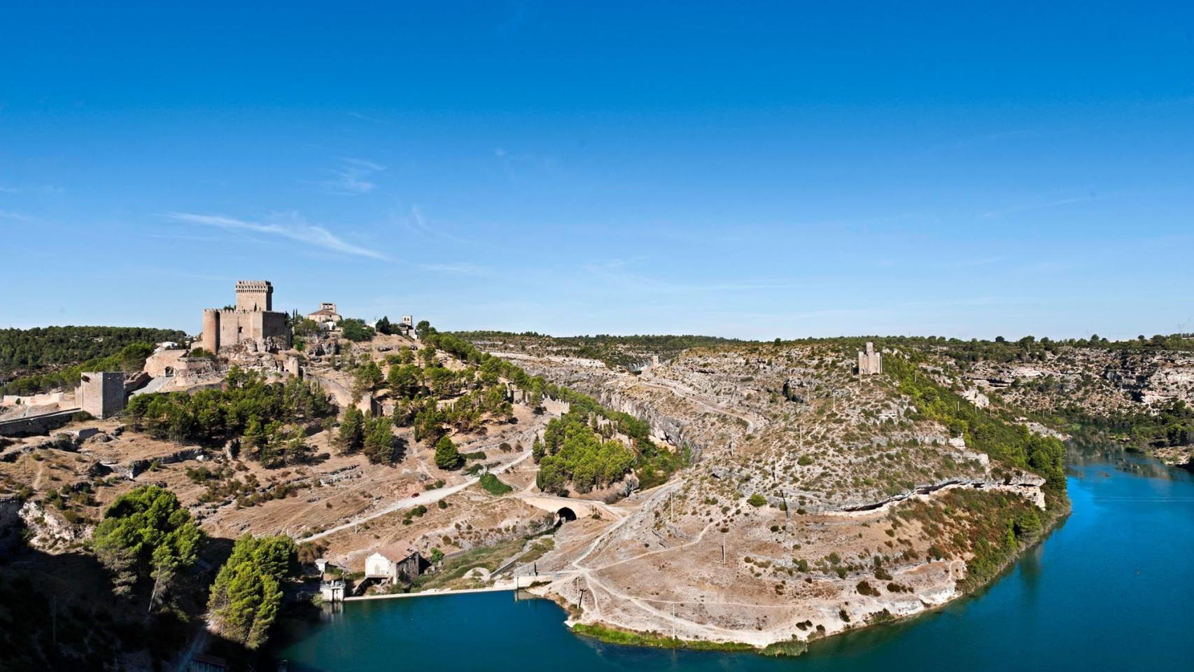 Vista de Alarcón por donde discurre la senda.