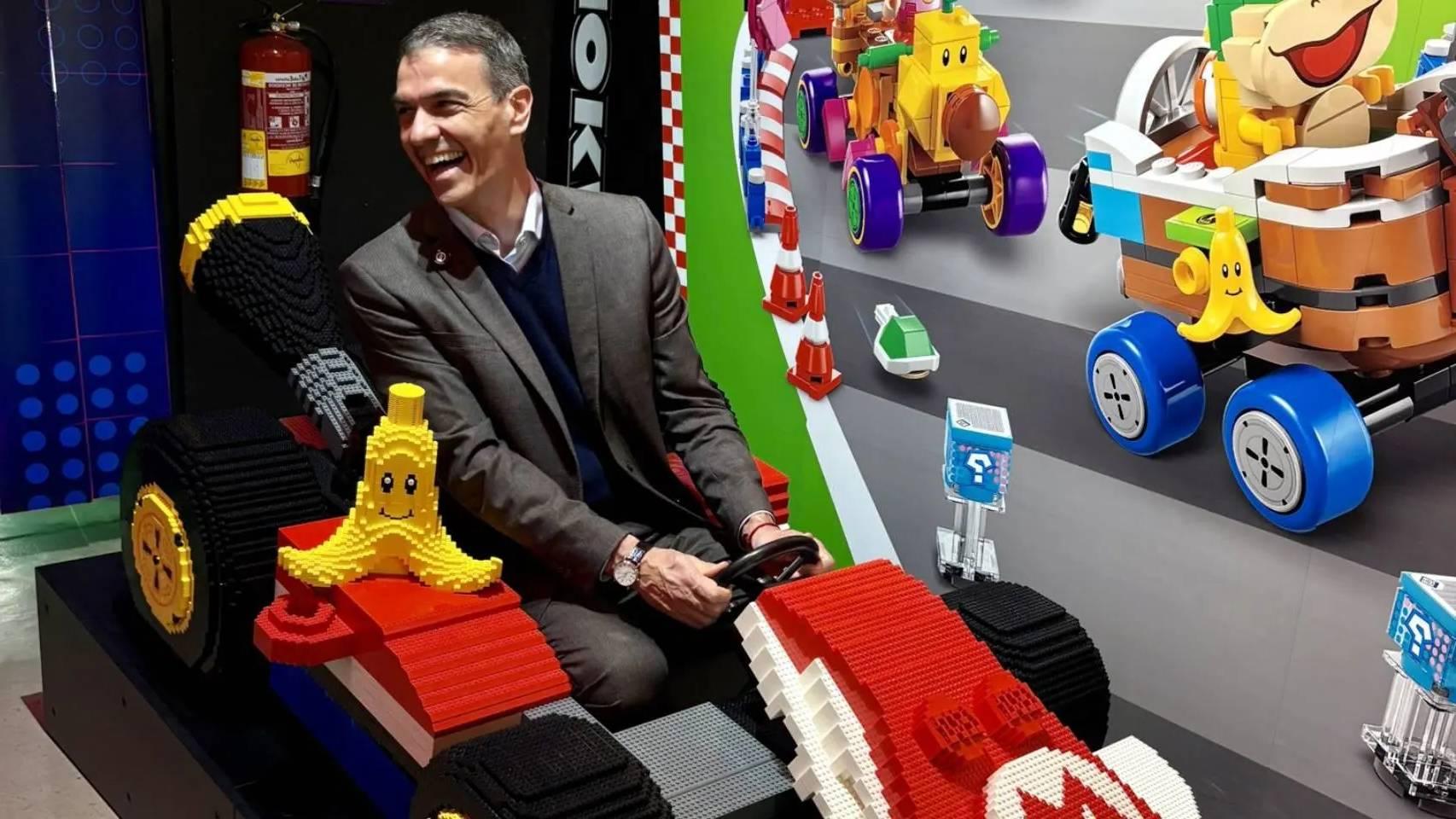 Pedro Sánchez subido a un kart de Mario Kart hecho con Lego.
