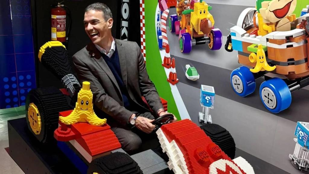 Pedro Sánchez subido a un kart de Mario Kart hecho con Lego.
